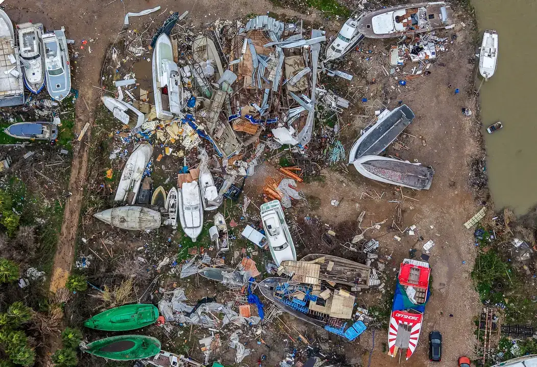 Fırtına ve Hortum Seraları Yıktı, Yollar Göle Döndü 17